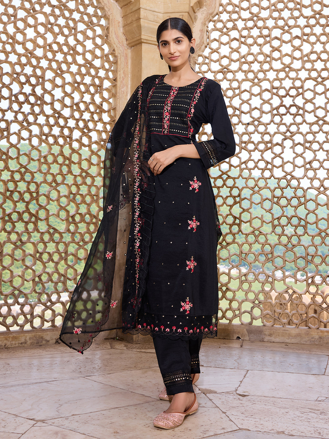ZERESOUQ-Black-Silk-Blend-Solid-Embroidery-Straight-3-Piece-Kurta-Set