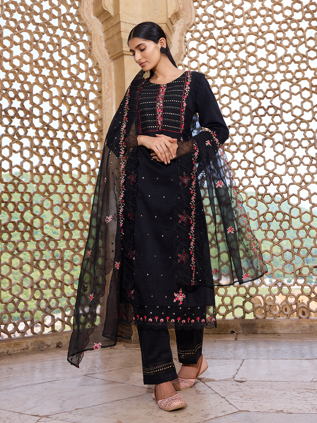 ZERESOUQ-Black-Silk-Blend-Solid-Embroidery-Straight-3-Piece-Kurta-Set