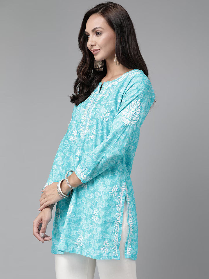 Blue-&-White-Cotton-Floral-Embroidered-Chikankari-Kurti