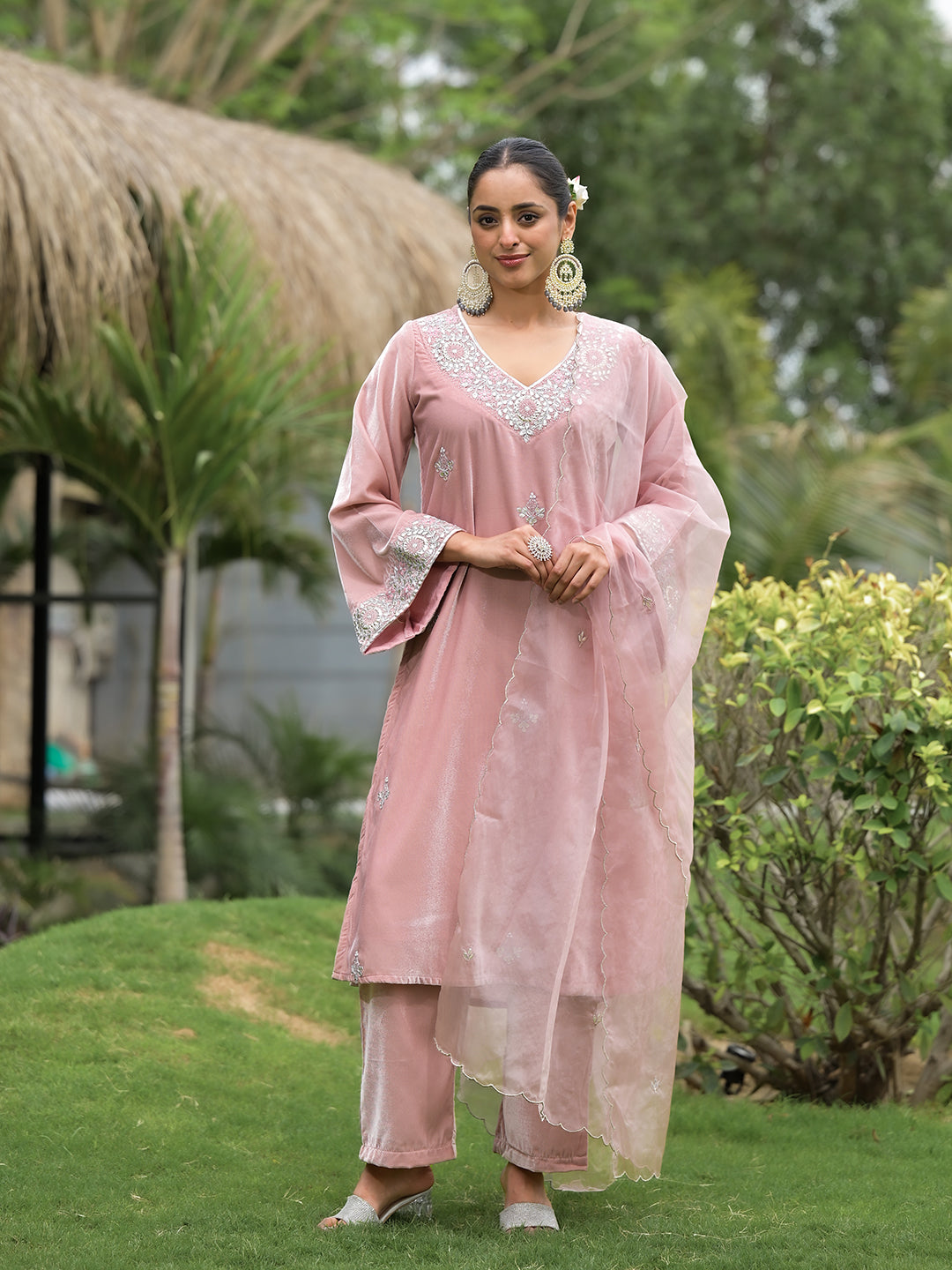 Pink-Velvet-Embroidered-3-Piece-Kurta-Set