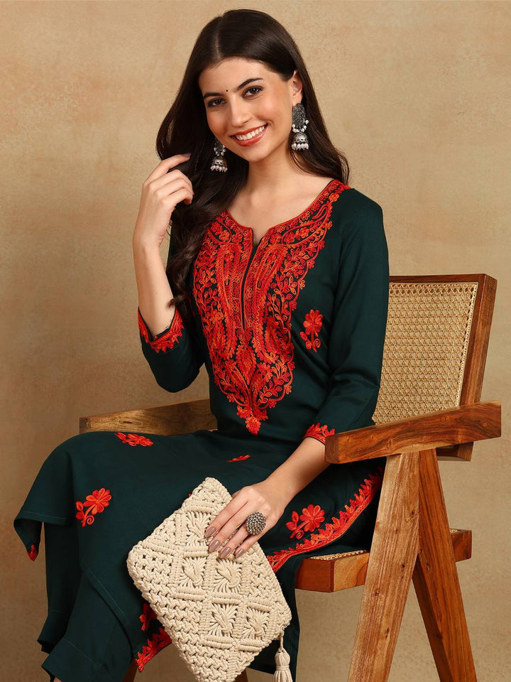 ZERESOUQ-Green-&-Red-Viscose-Rayon-Thread-Work-Straight-Kurta