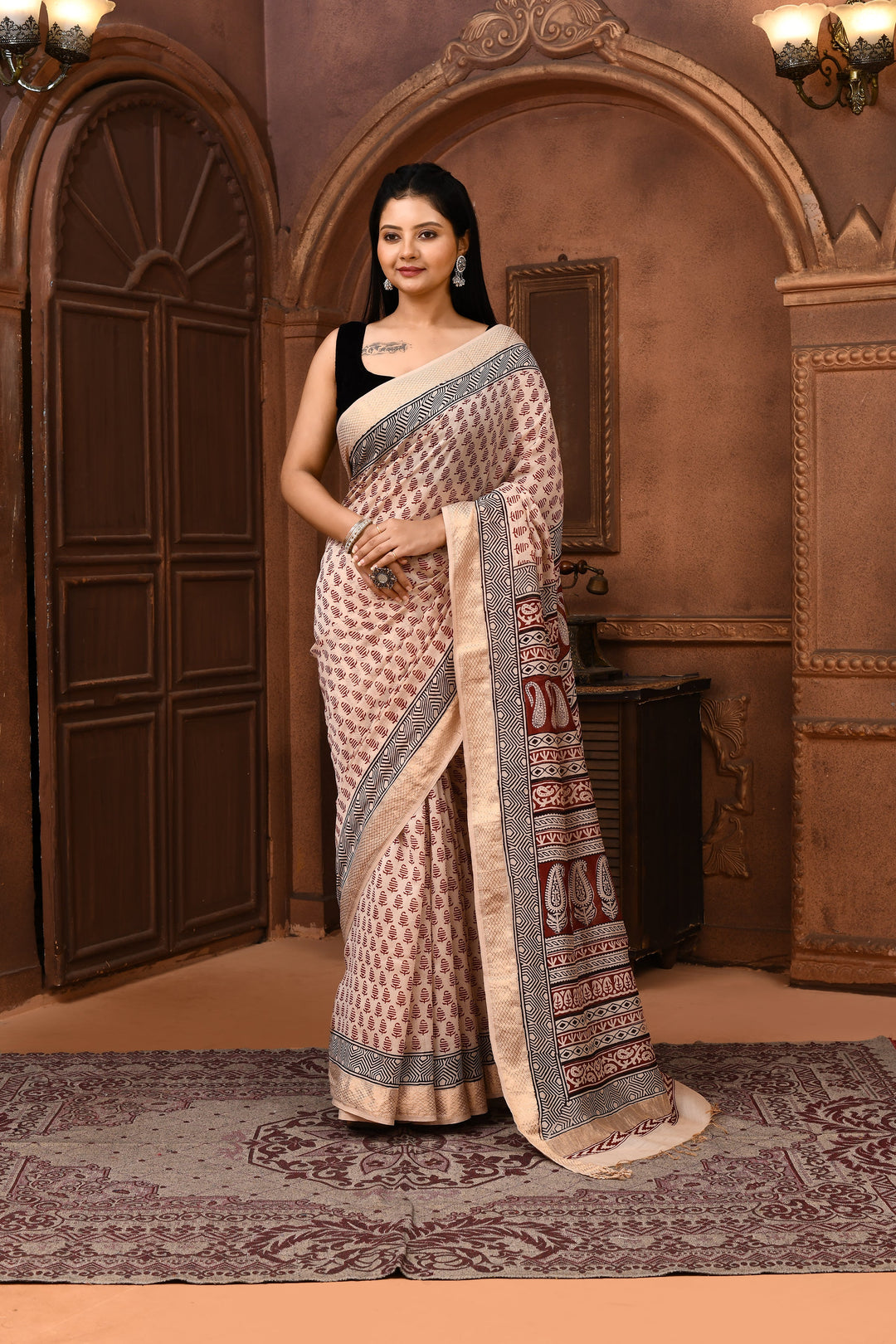 Off-White-&-Maroon-Maheshwari-Cross-Border-Bagh-Print-Saree