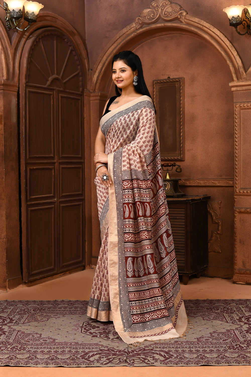 Off-White-&-Maroon-Maheshwari-Cross-Border-Bagh-Print-Saree