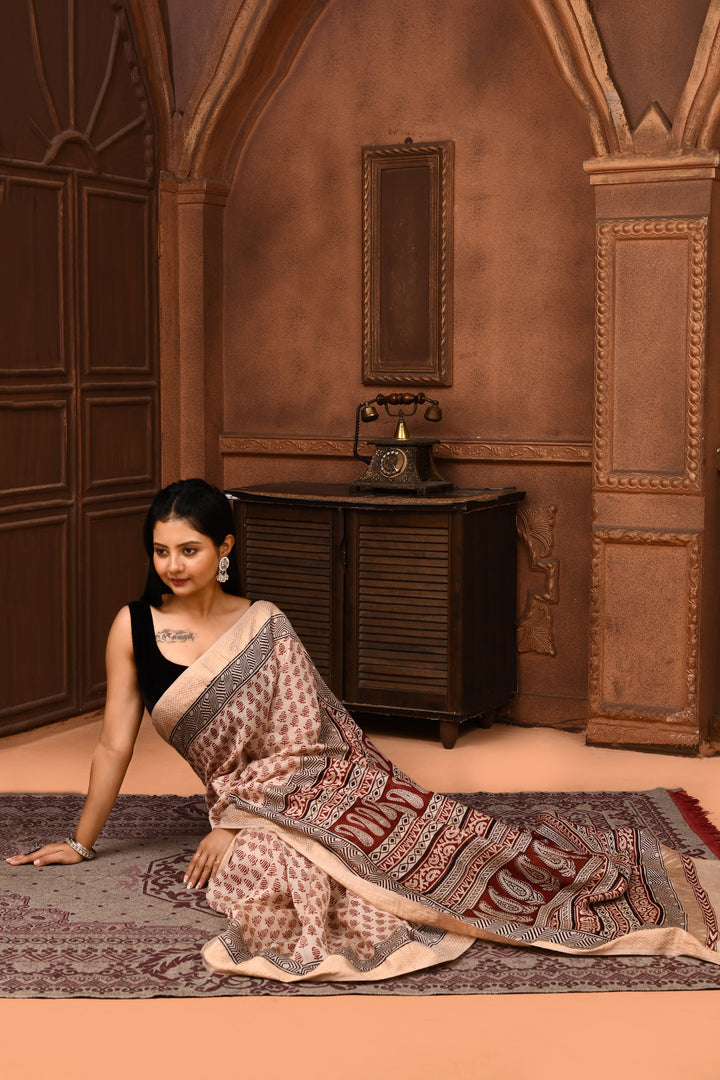 Off-White-&-Maroon-Maheshwari-Cross-Border-Bagh-Print-Saree