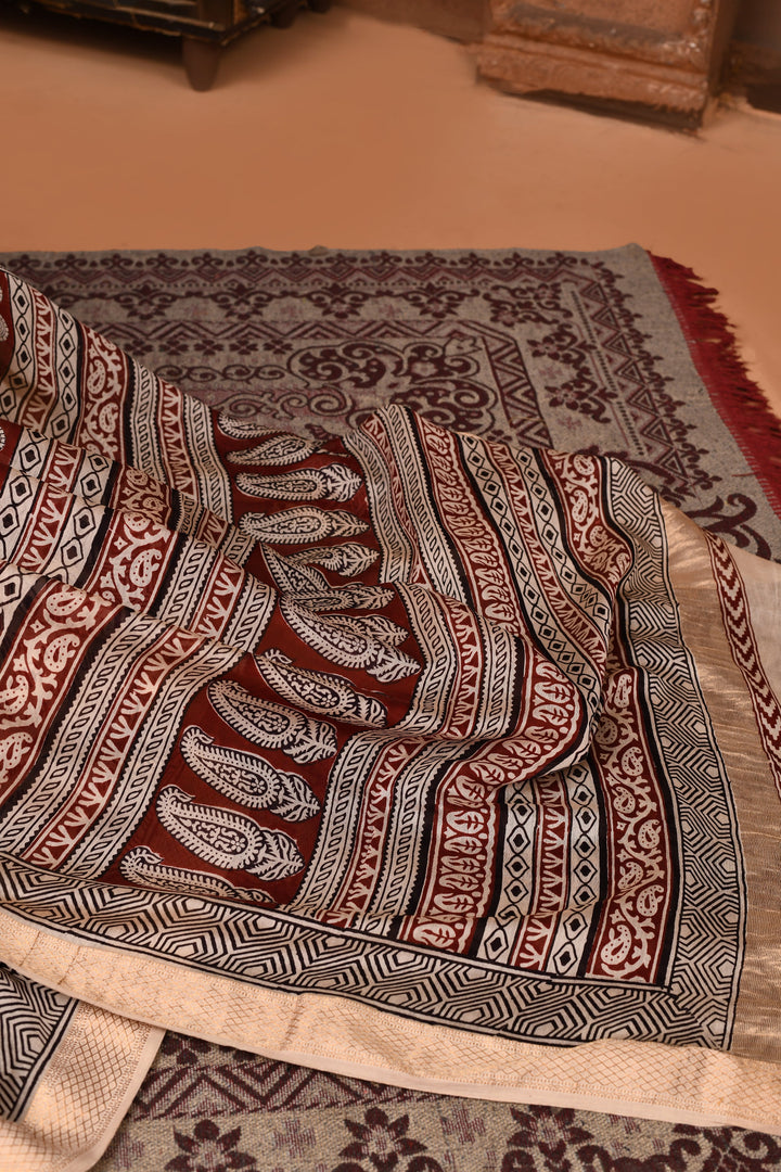 Off-White-&-Maroon-Maheshwari-Cross-Border-Bagh-Print-Saree