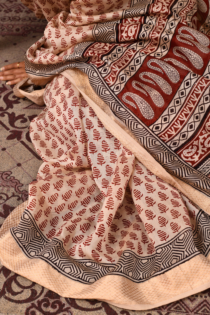 Off-White-&-Maroon-Maheshwari-Cross-Border-Bagh-Print-Saree