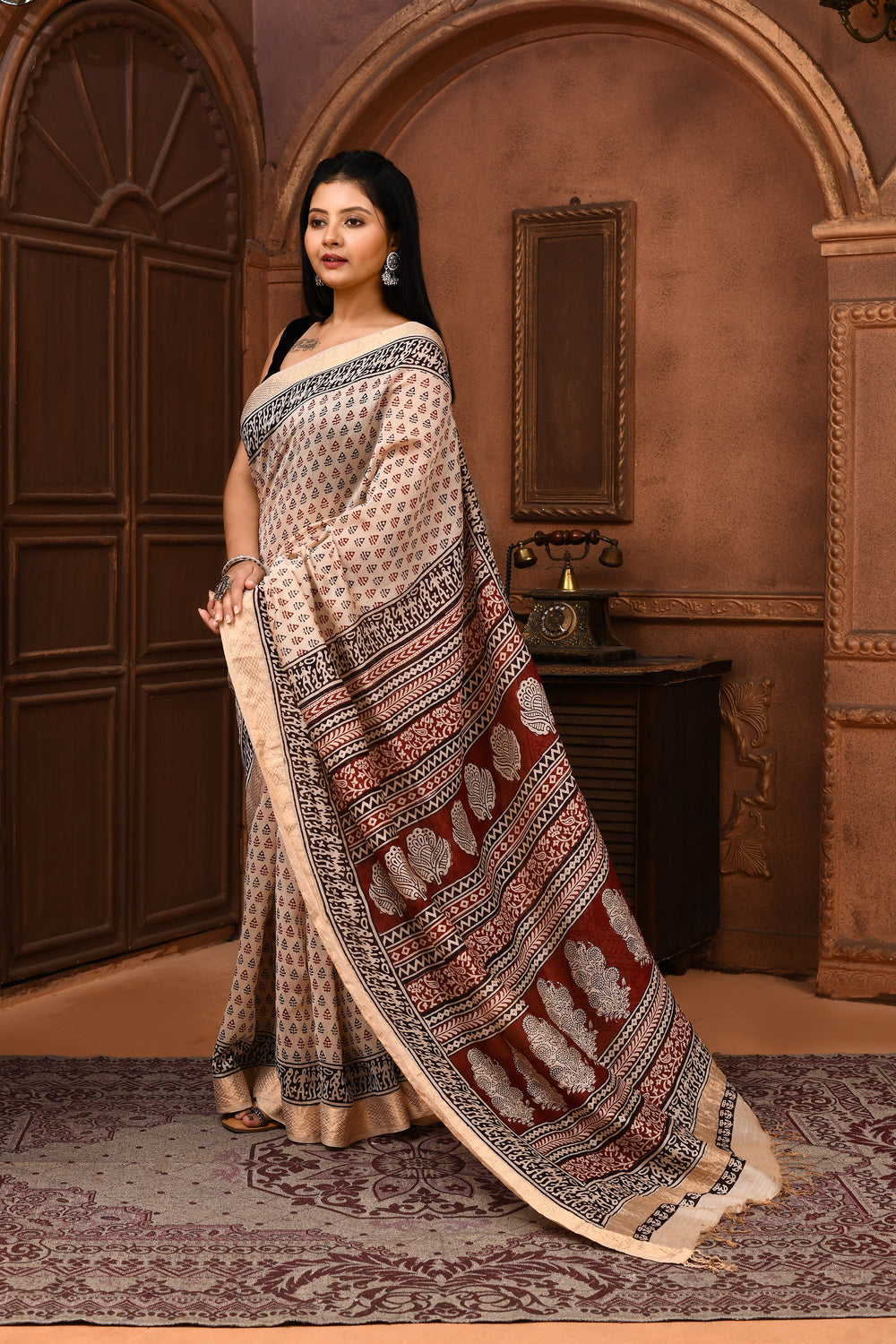 Off-White-Maheshwari-Cross-Border-Saree