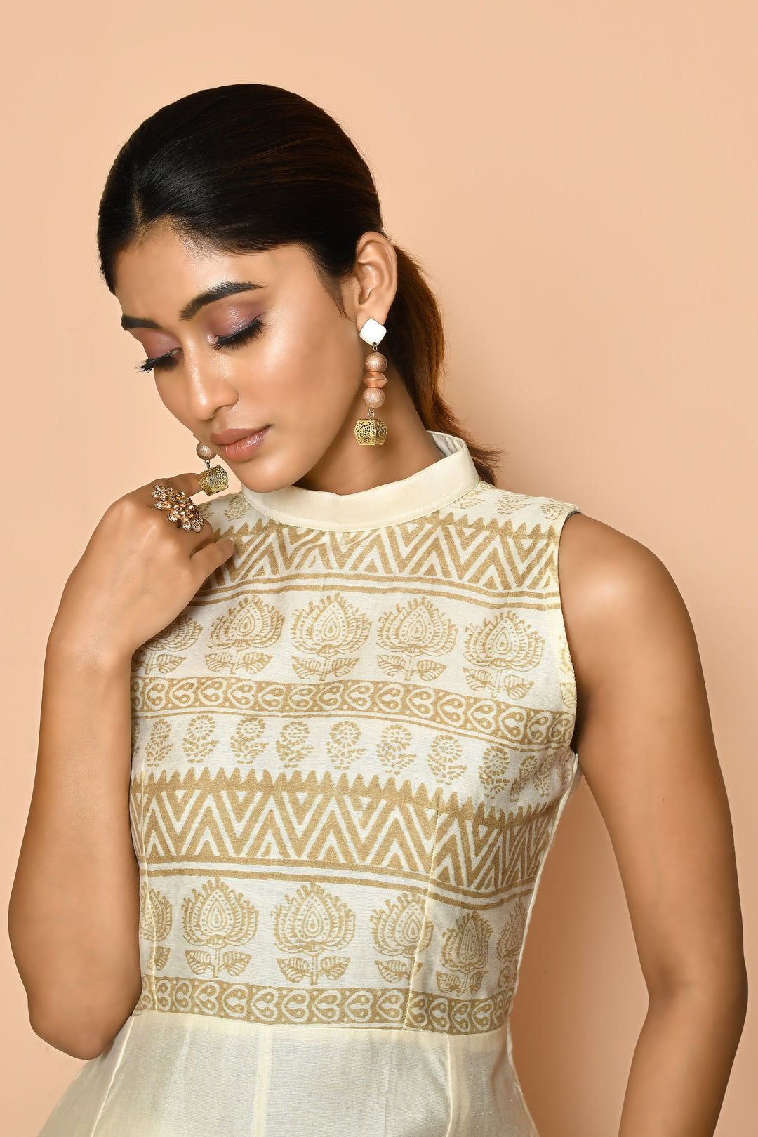 ZERESOUQ-Ayoola-Halter-Neck-Handloom-Maheshwari-Silk-Kurta-Set