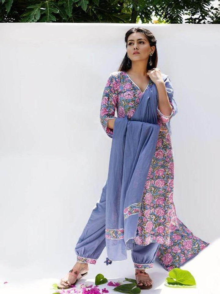 Baiguni-Loose-Kurta-With-Pants-(Set-Of-3)