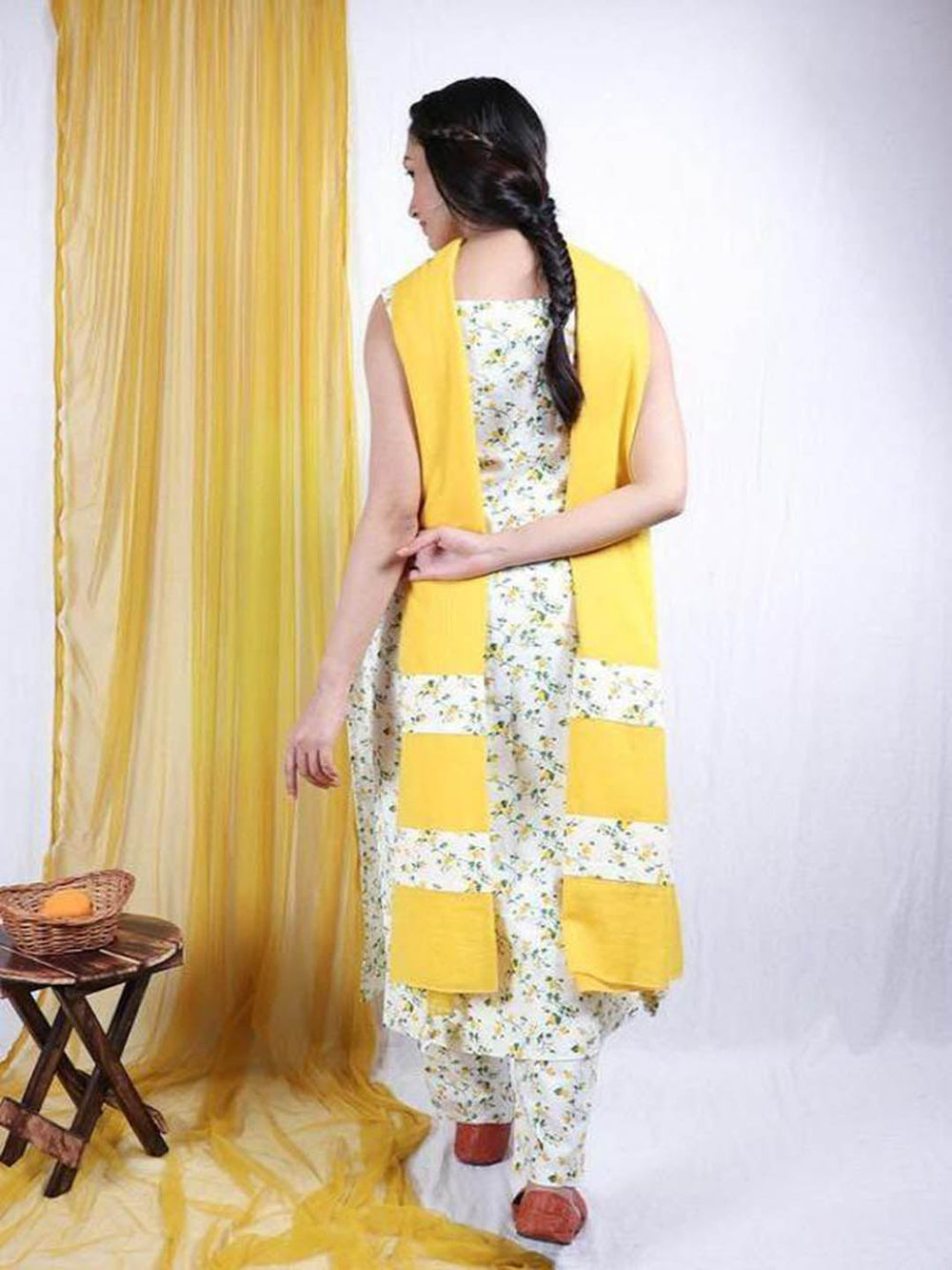 Basantah-Sleevless-Kurta-Set-(Set-Of-3)