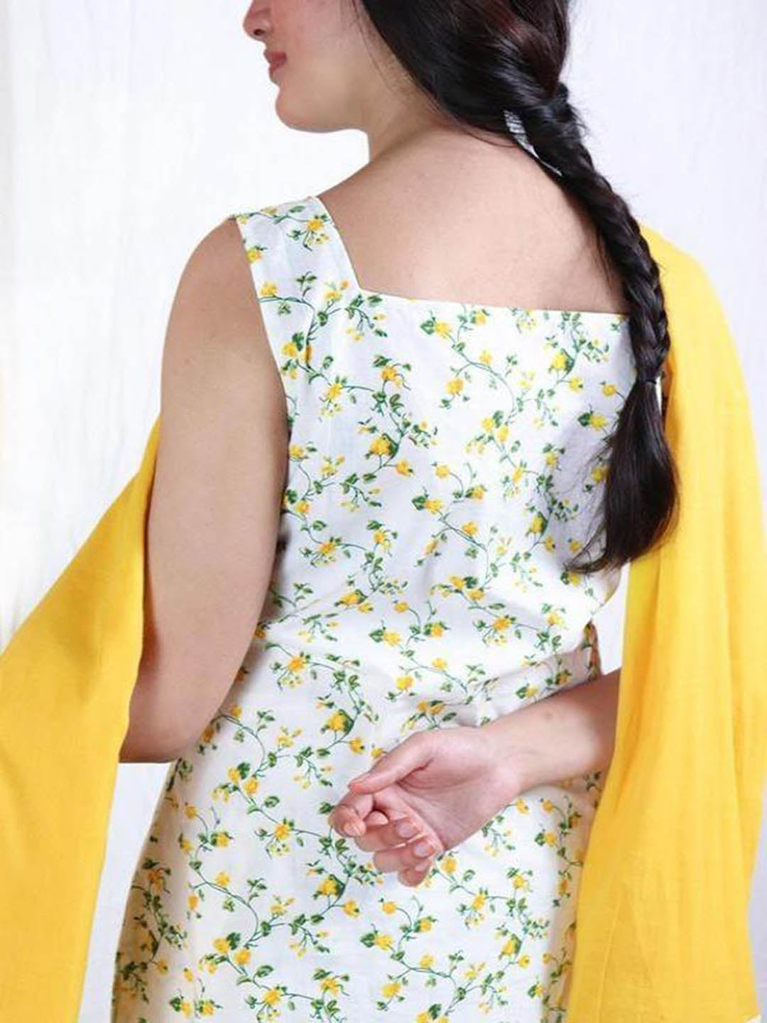 Basantah-Sleevless-Kurta-Set-(Set-Of-3)