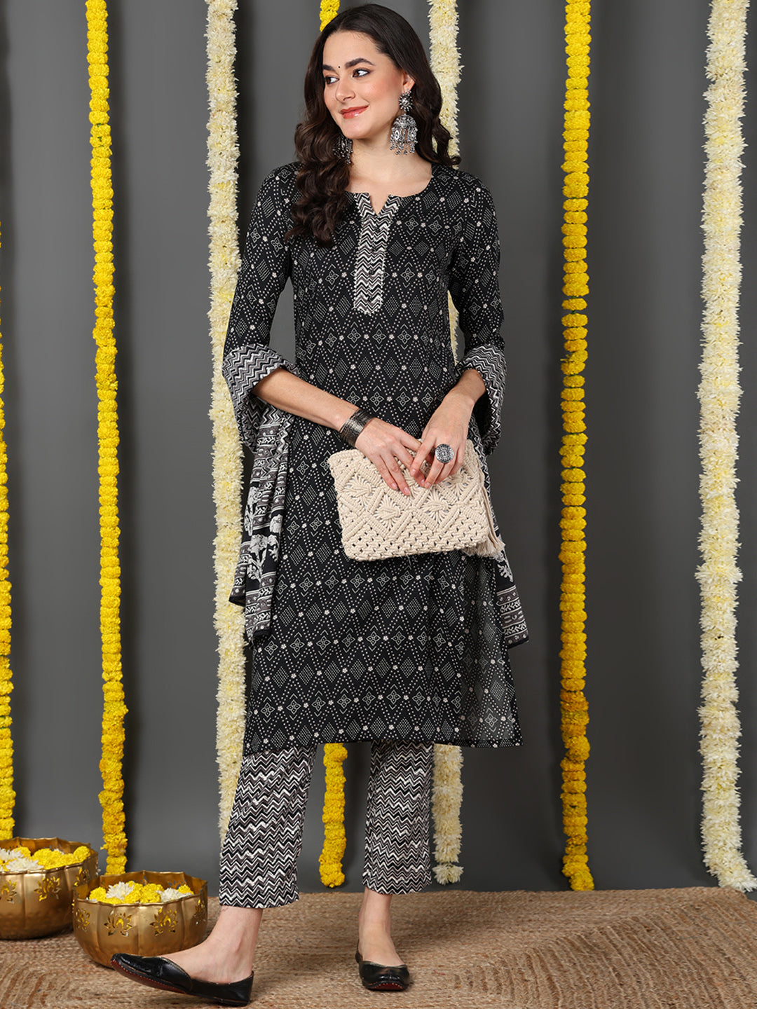 ZERESOUQ-Black-Cotton-Blend-Geometric-Printed-Straight-Kurta-Trouser-With-Dupatta