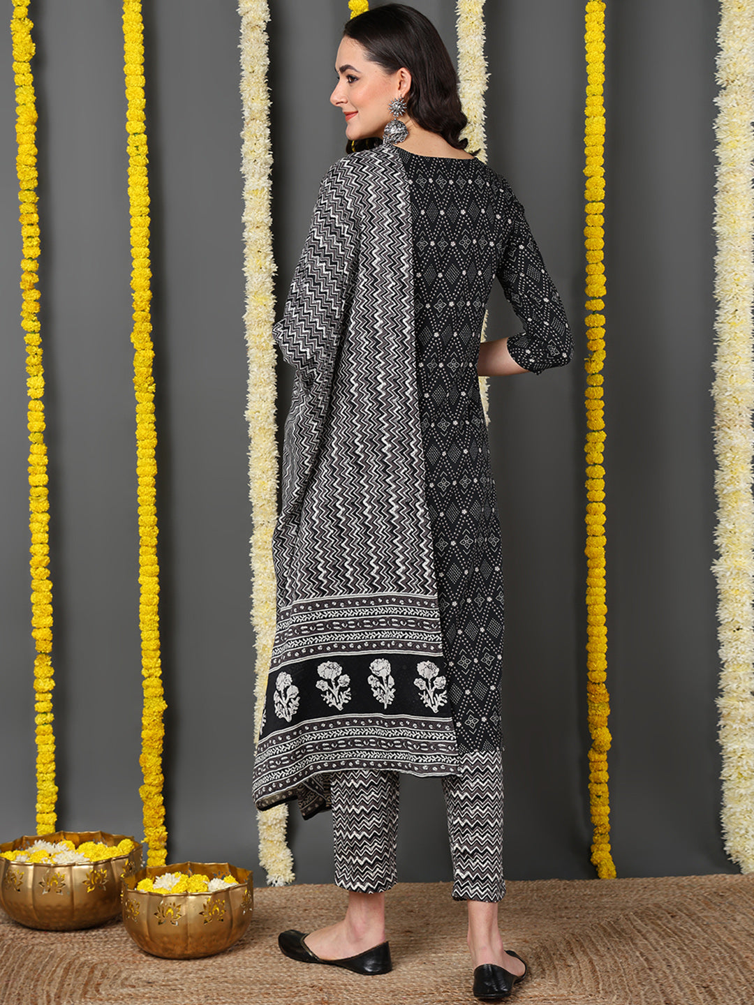 ZERESOUQ-Black-Cotton-Blend-Geometric-Printed-Straight-Kurta-Trouser-With-Dupatta
