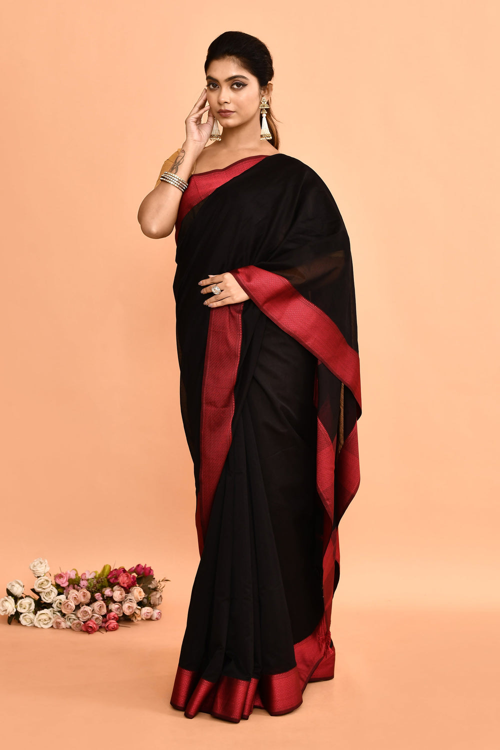 ZERESOUQ-Black-Maheshwari-Saree-With-Contrast-Resham-Border