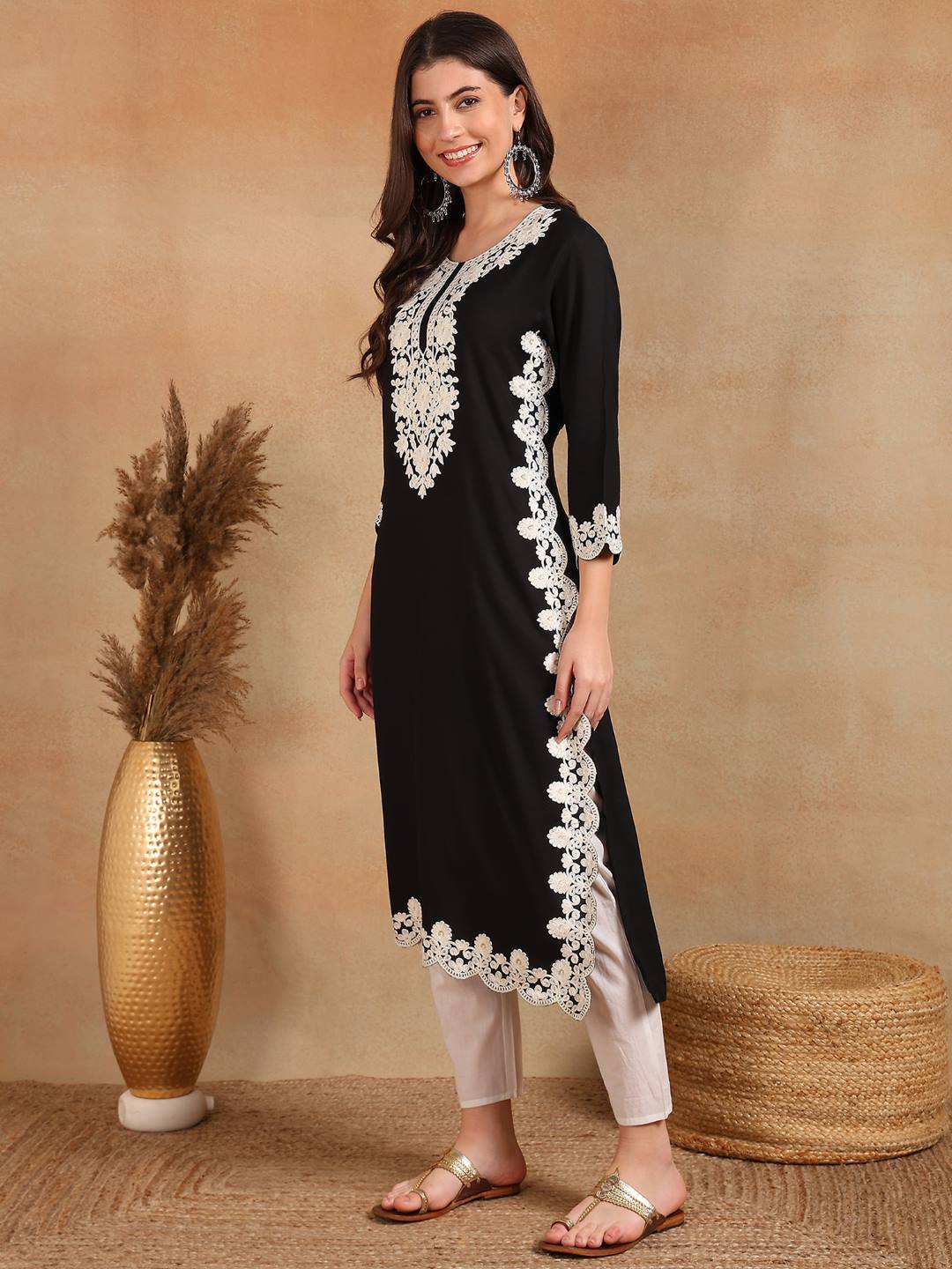 ZERESOUQ-Black-Viscose-Rayon-Solid-Embroidered-Chikankari-Kurta