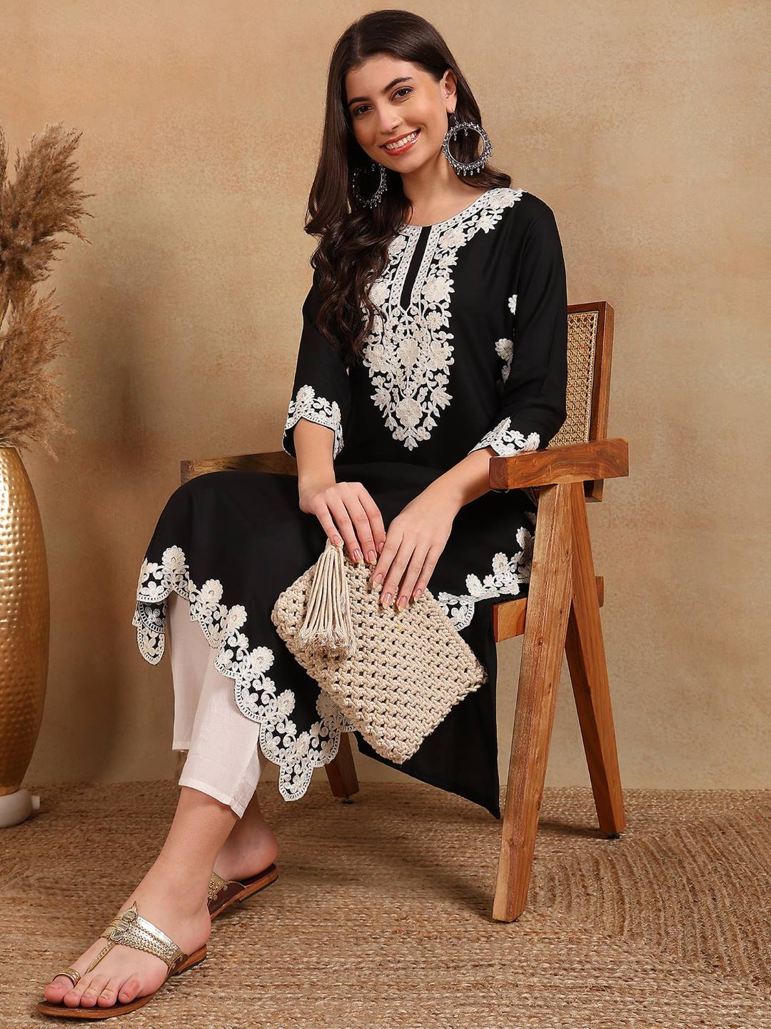ZERESOUQ-Black-Viscose-Rayon-Solid-Embroidered-Chikankari-Kurta