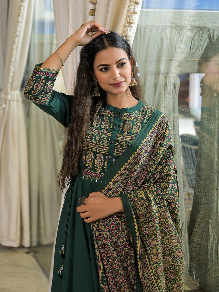 Green-Cotton-Paisley-Print-Anarkali-3-Piece-Kurta-Set