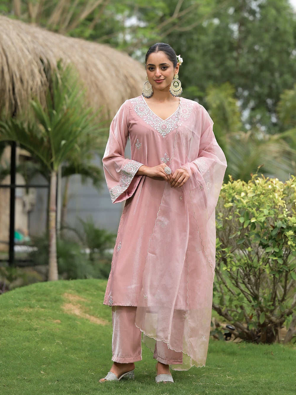Pink-Velvet-Embroidered-3-Piece-Kurta-Set