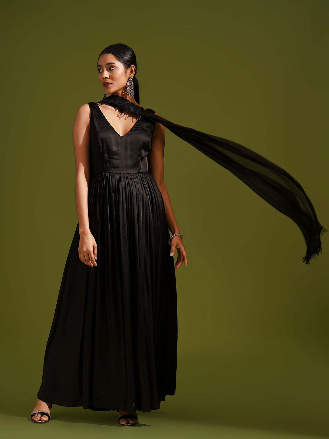 zeresouq-black-satin-sleeveless-anarkali