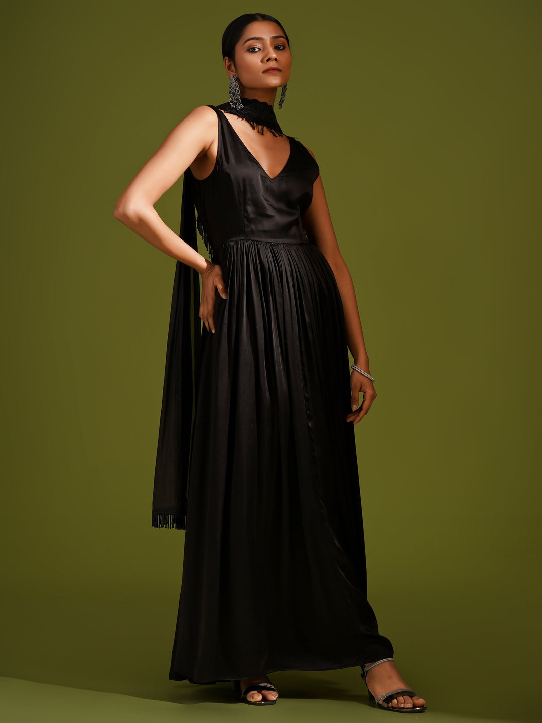 zeresouq-black-satin-sleeveless-anarkali