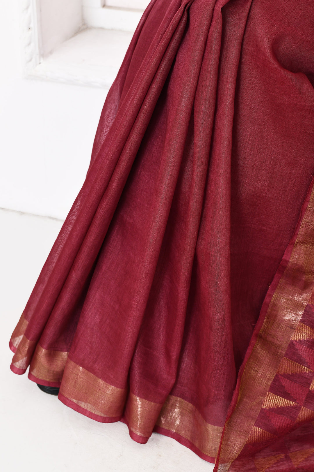 Maroon-Tussar-Linen-Handloom-Saree-With-Woven-Zari-Pallu