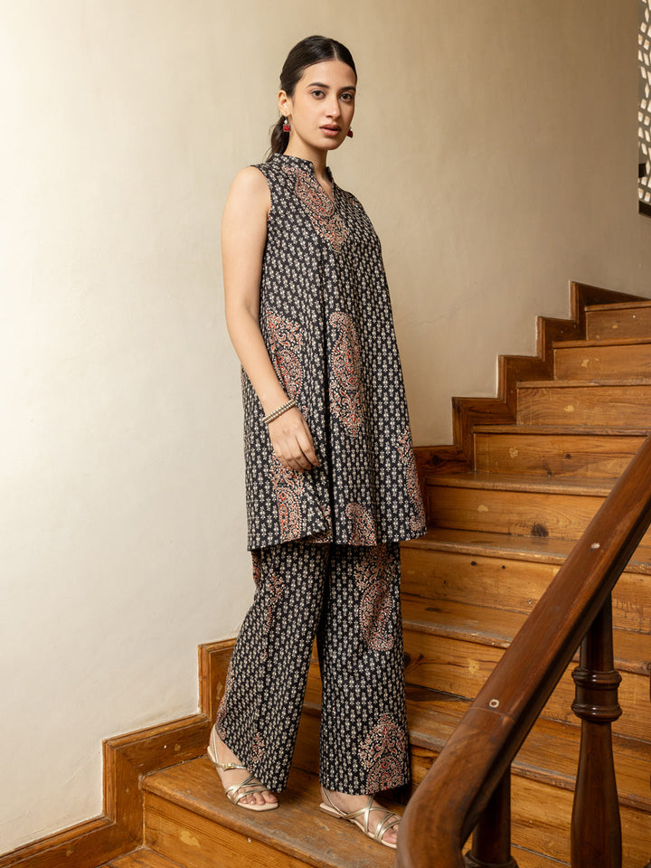 Black-Cotton-Floral-Printed-Sleeveless-Co-Ord-Set