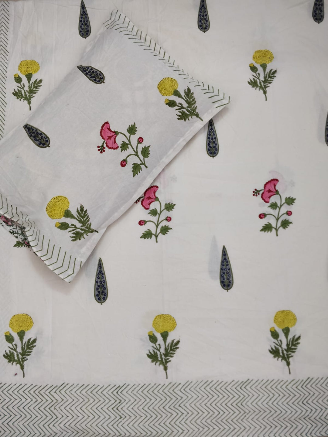 White-Handblock-Printed-Size-Bedsheet-With-2-Pillow-Covers