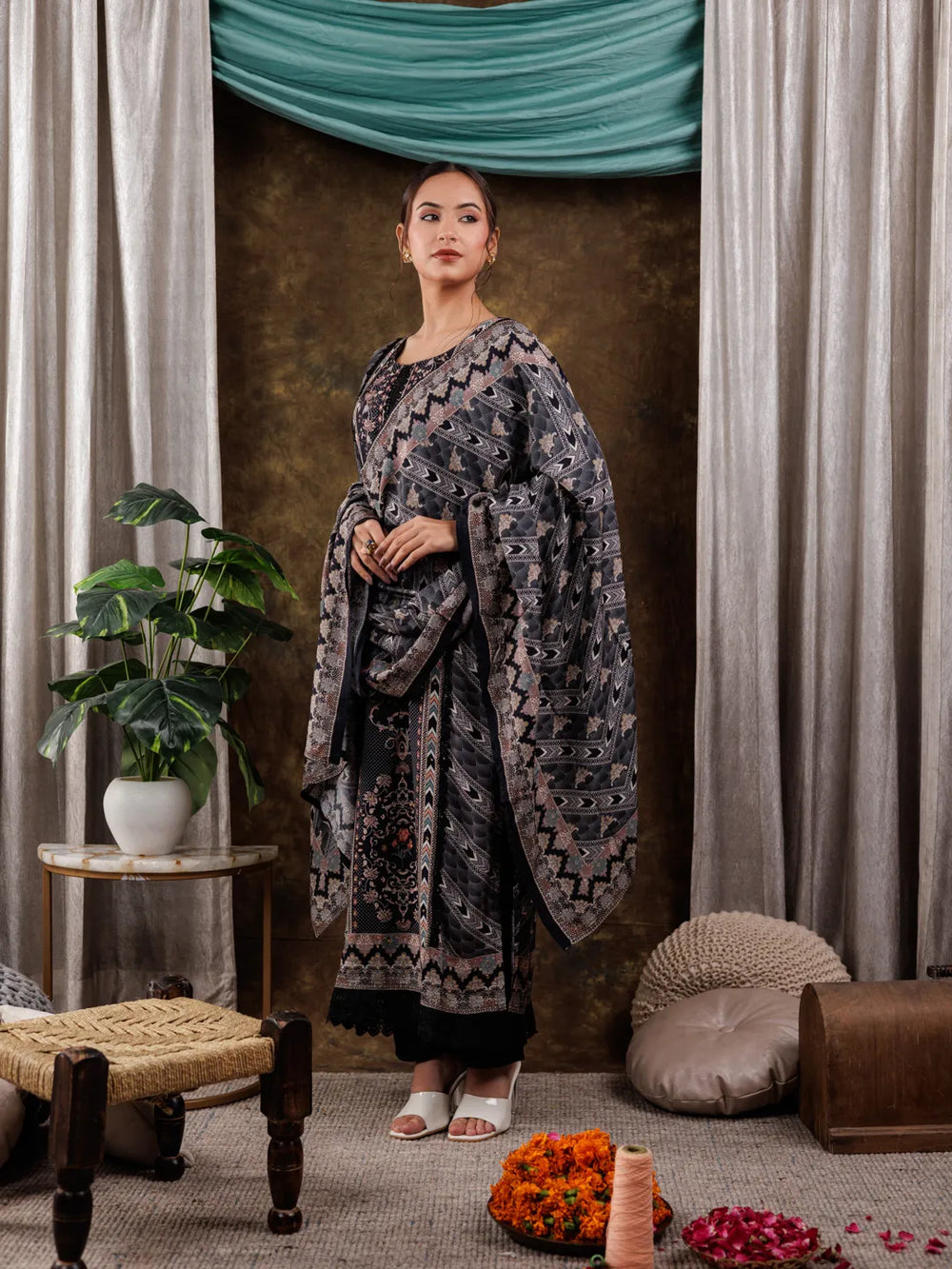 Pure-Muslin-Silk-Black-Ethnic-Motifs-3-Piece-Kurta-Set