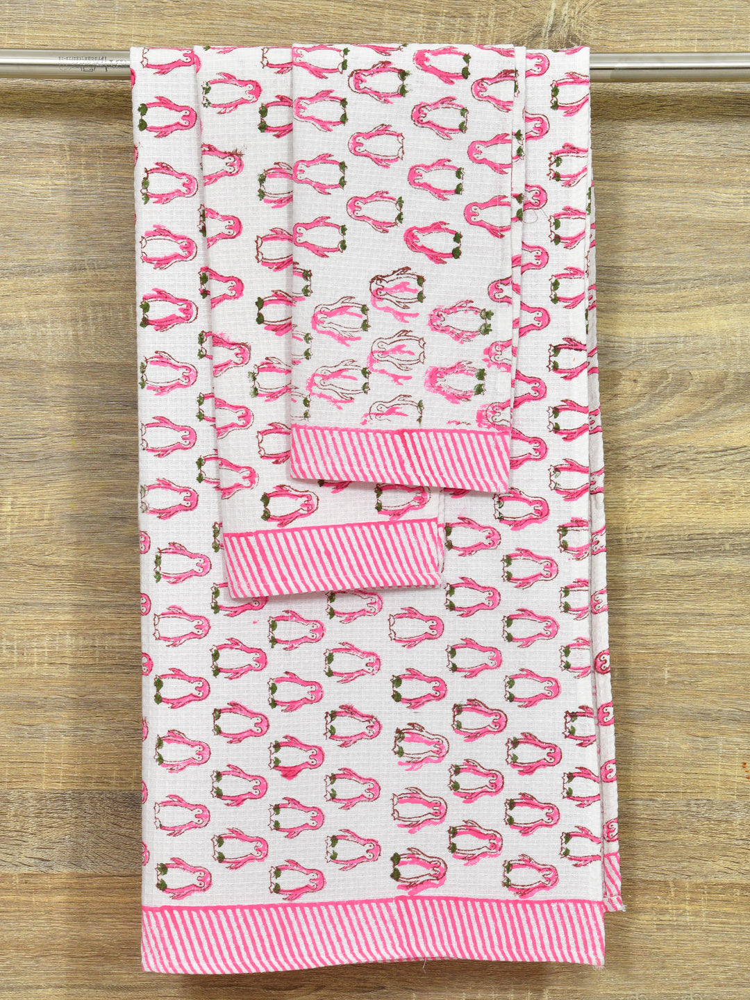 White-&-Pink-Waffle-Cotton-Penguin-Print-Towels-Gift-Set