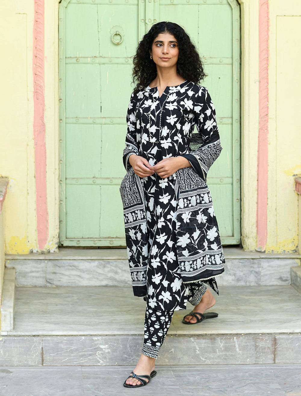 rangeelo-Floral-Printed-Regular-Pure-Cotton-Kurta-With-Trousers-&-Dupatta-RO195BLACK