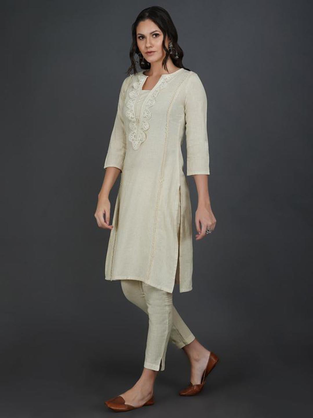 Kurta With Lace Work At Neck & Seam