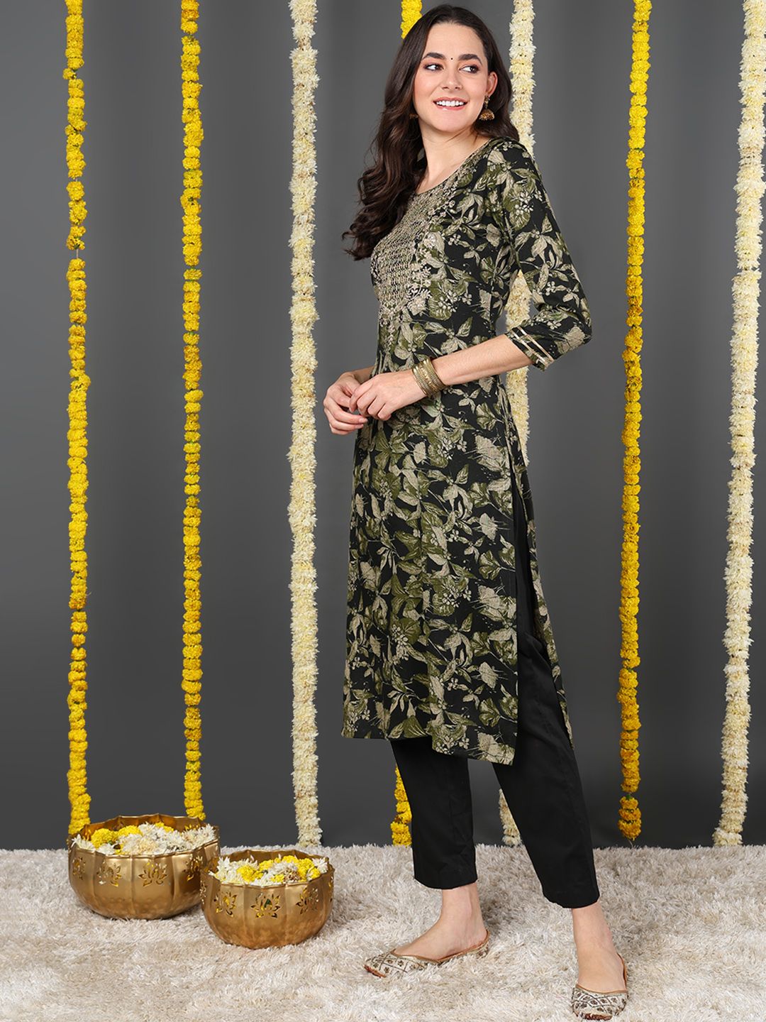 Green Silk Blend Floral Printed Round Neck Straight Kurta