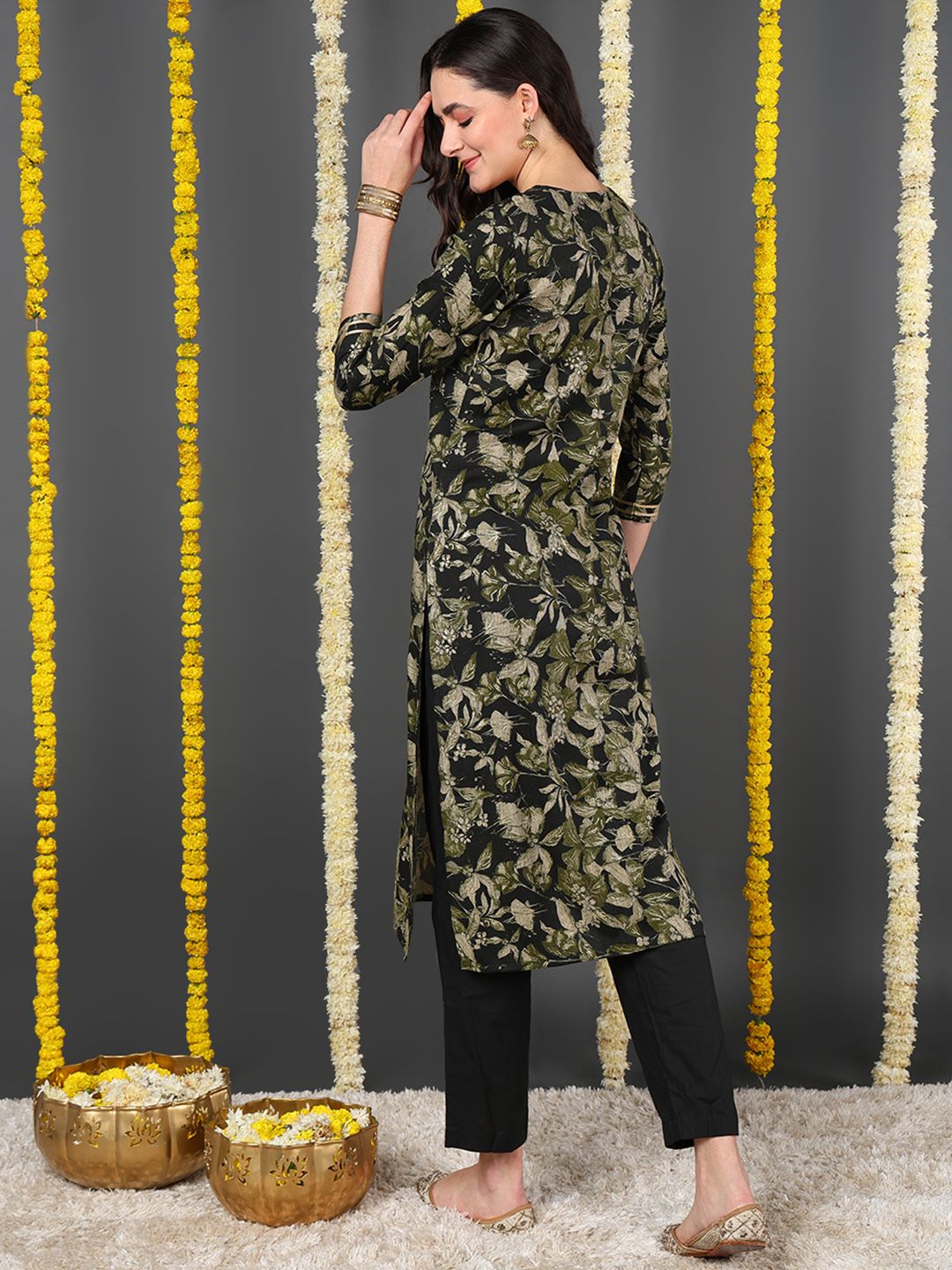 Green Silk Blend Floral Printed Round Neck Straight Kurta