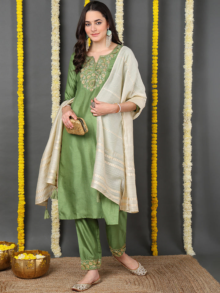 ZERESOUQ-Green-Silk-Blend-Solid-Embroidered-Straight-Kurta-Trouser-With-Dupatta