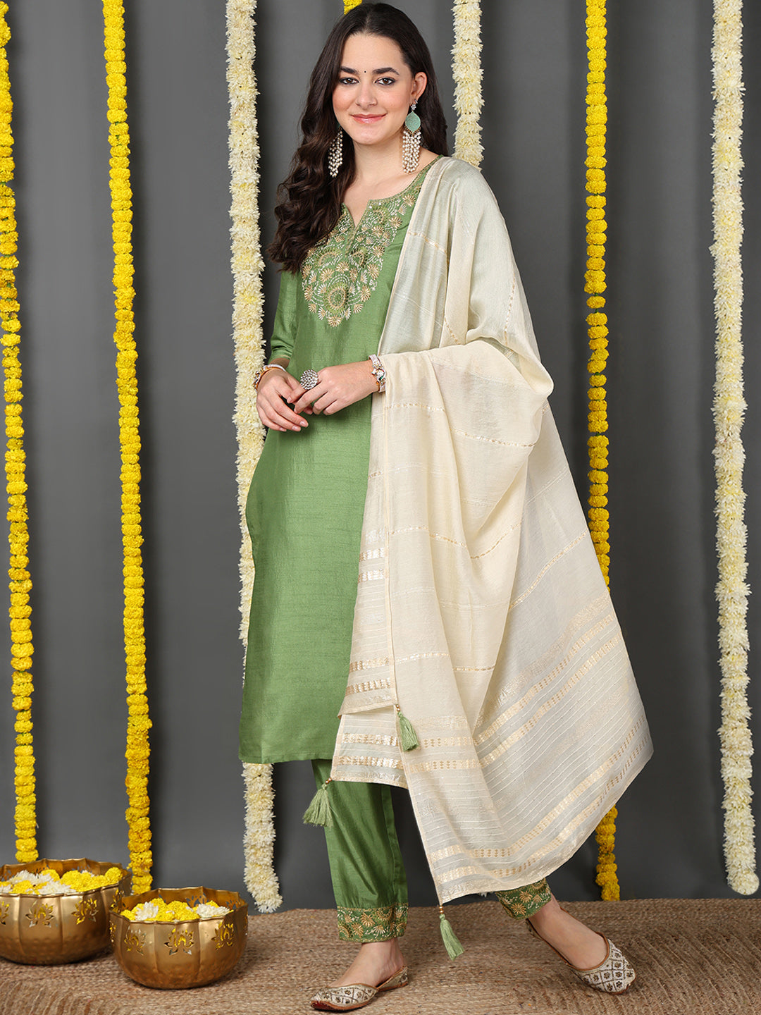 ZERESOUQ-Green-Silk-Blend-Solid-Embroidered-Straight-Kurta-Trouser-With-Dupatta