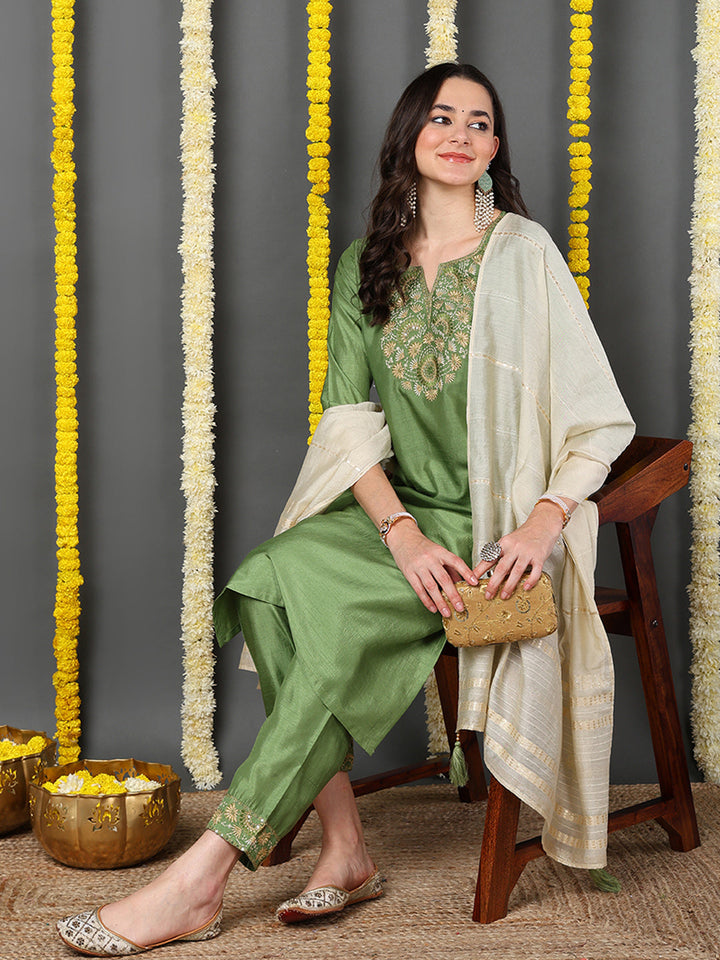 ZERESOUQ-Green-Silk-Blend-Solid-Embroidered-Straight-Kurta-Trouser-With-Dupatta