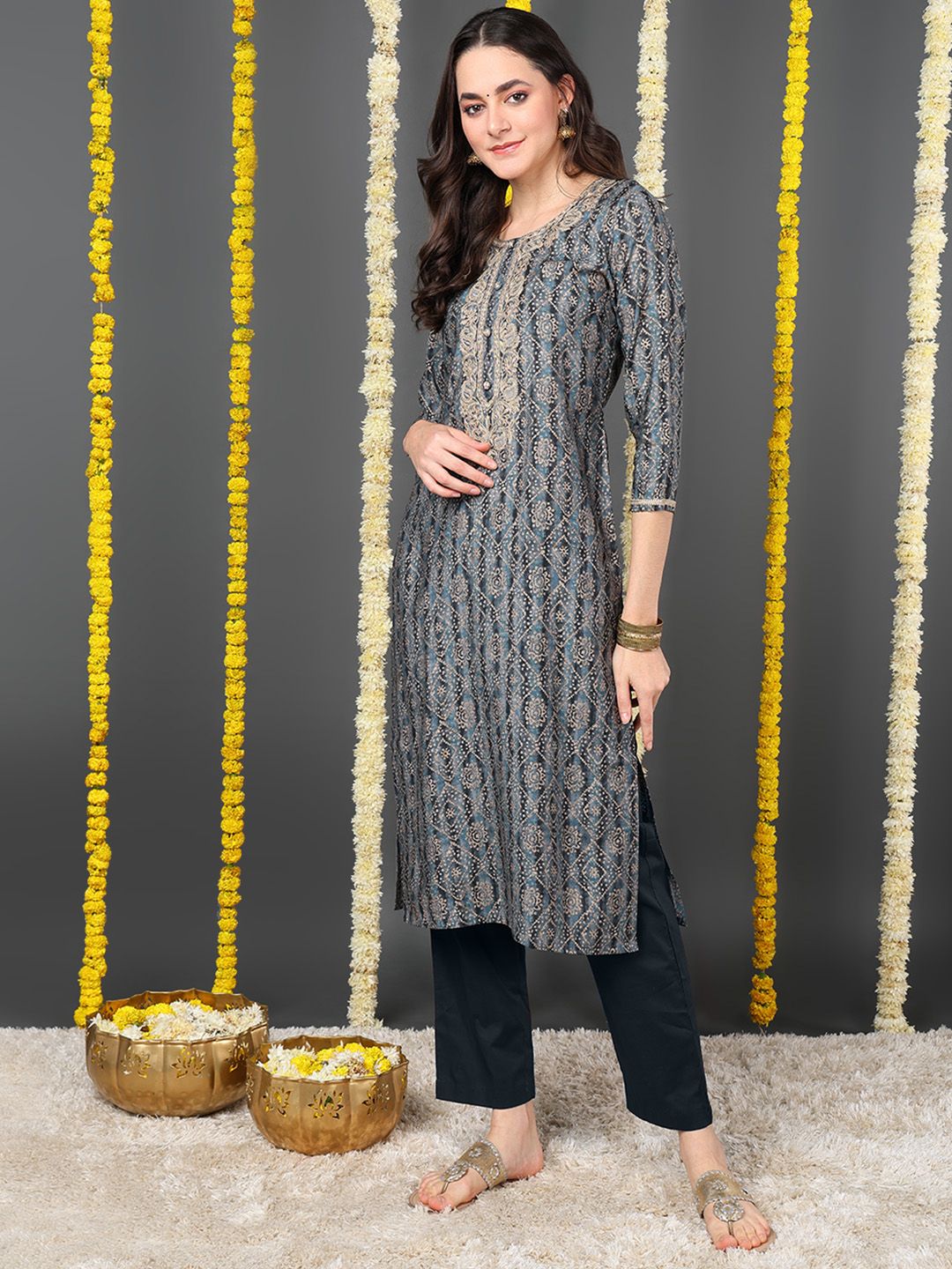ZERESOUQ-Grey-Chanderi-Silk-Floral-Printed-Straight-Kurta