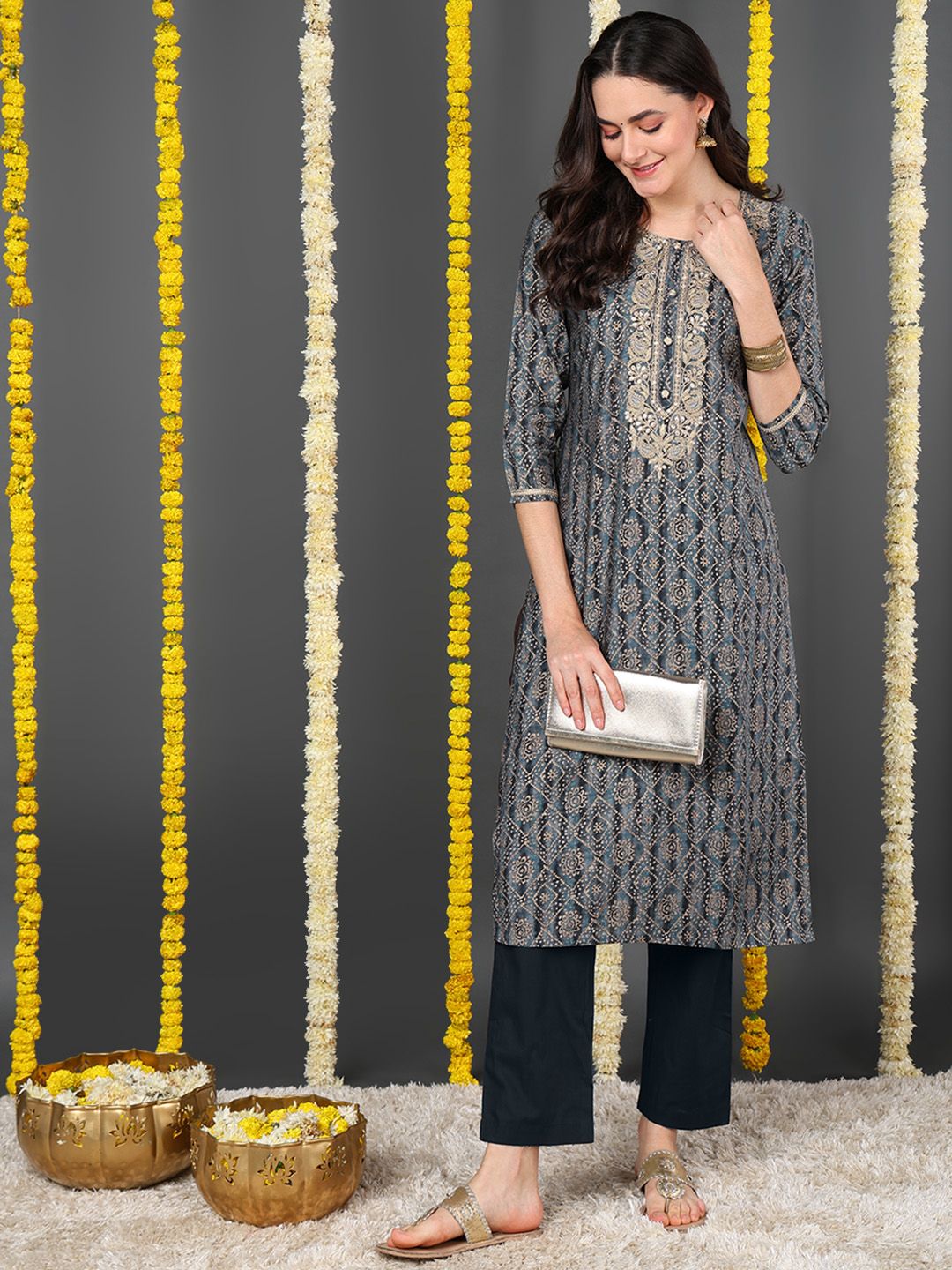 ZERESOUQ-Grey-Chanderi-Silk-Floral-Printed-Straight-Kurta