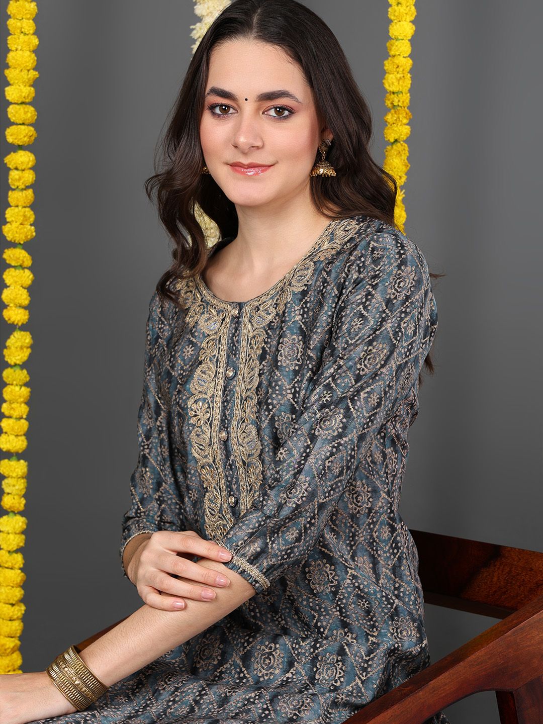ZERESOUQ-Grey-Chanderi-Silk-Floral-Printed-Straight-Kurta