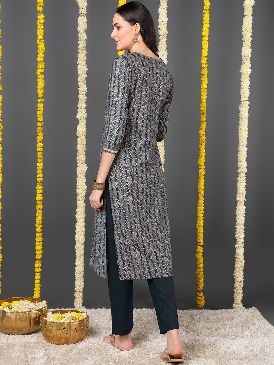ZERESOUQ-Grey-Chanderi-Silk-Floral-Printed-Straight-Kurta
