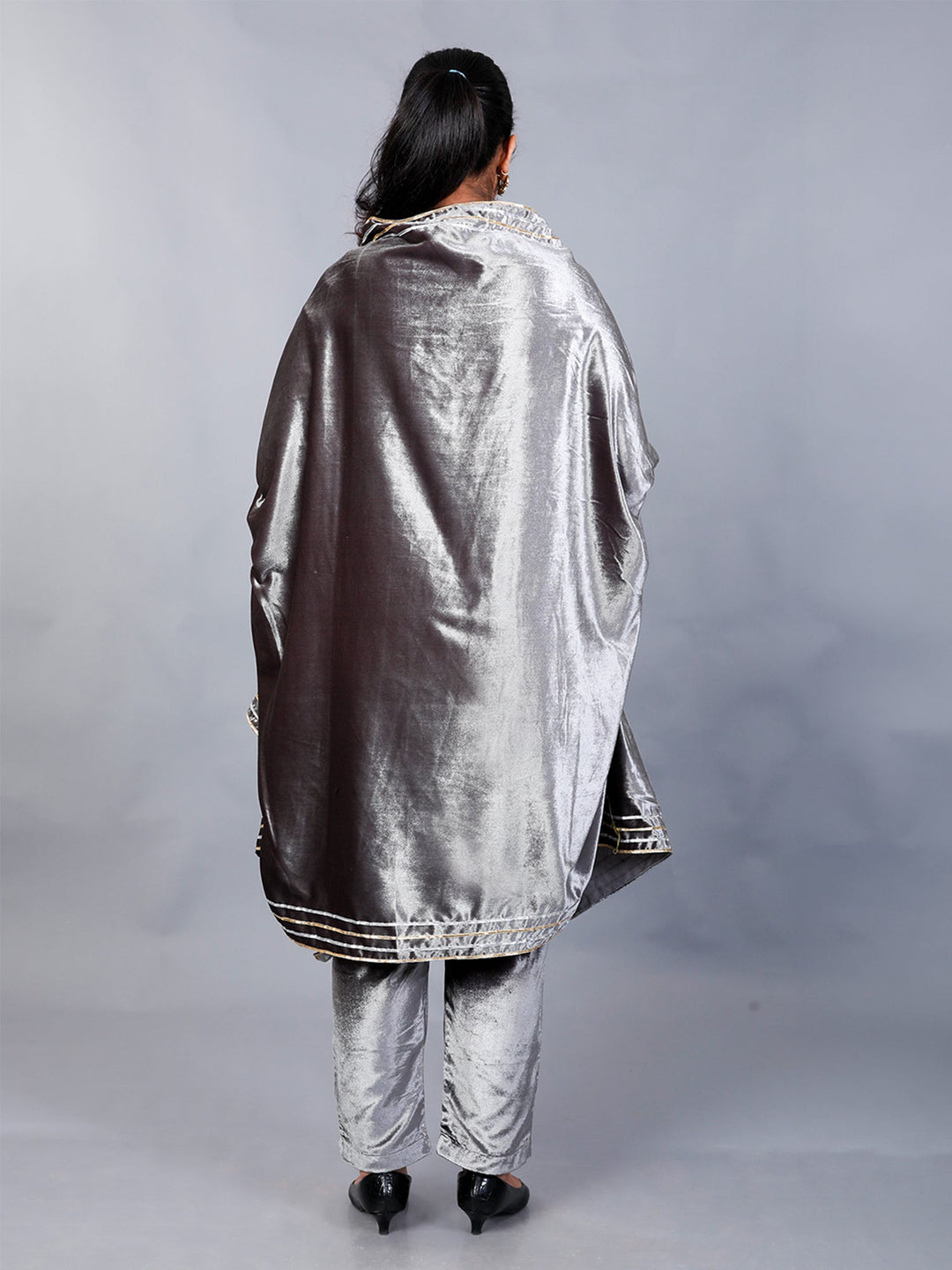 Makhfi Grey Velvet Shawl With Gota Work