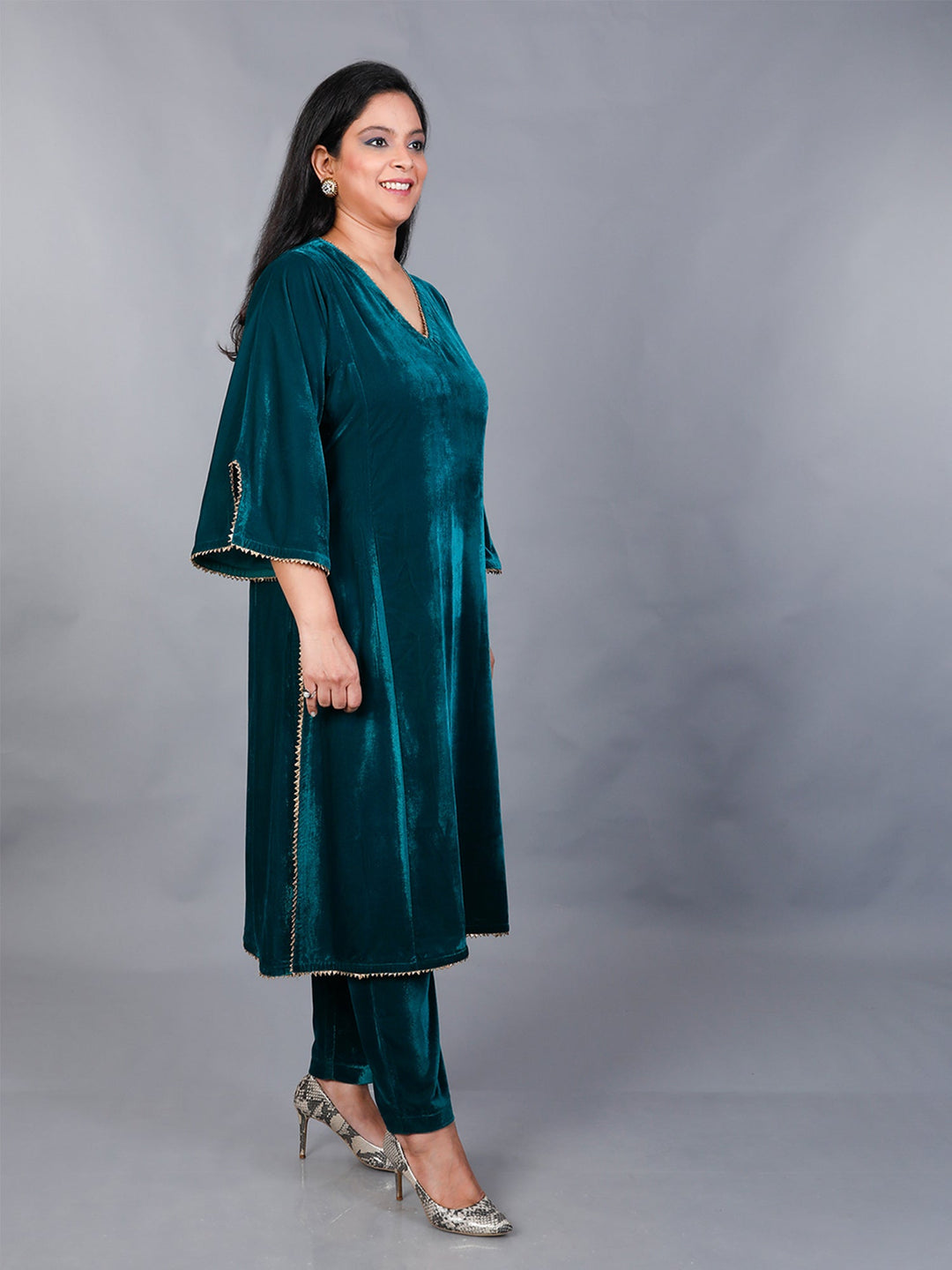 Makhfi Teal Velvet Choda Style 2-Piece Kurta Set